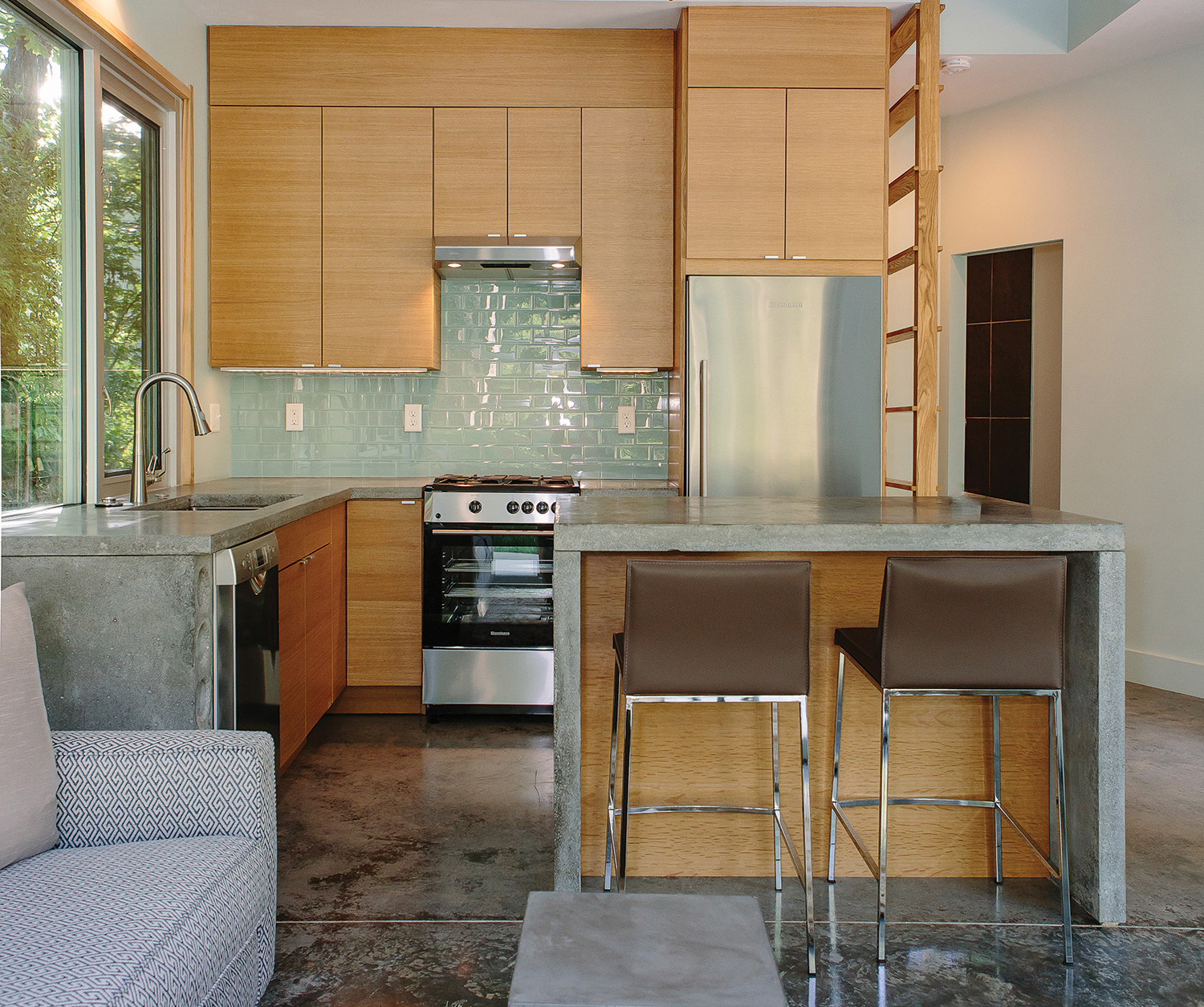 White-oak cabinetry and modern furnishings further open up the space. Photo by Tim Robison