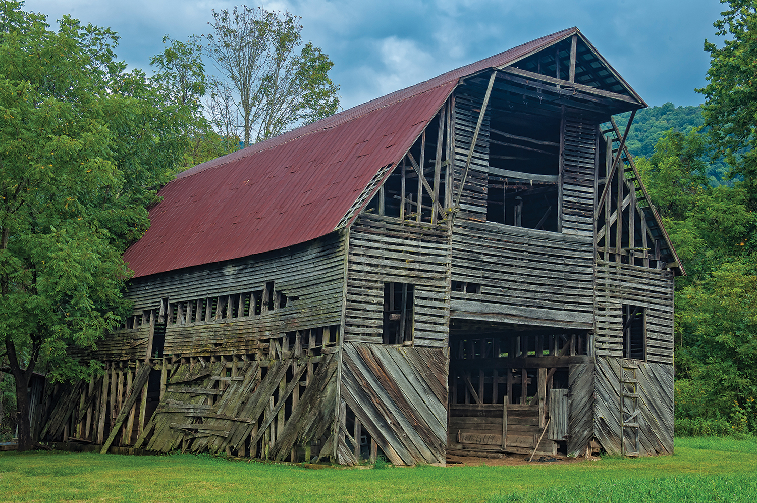 Disused barns in Madison County get noticed for their distinctive lines. On this page: the Delbert Shelton Barn. Photo by EarthSong Photography/Don McGowan.